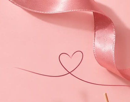 Fita de cetim rosa com coração delicado